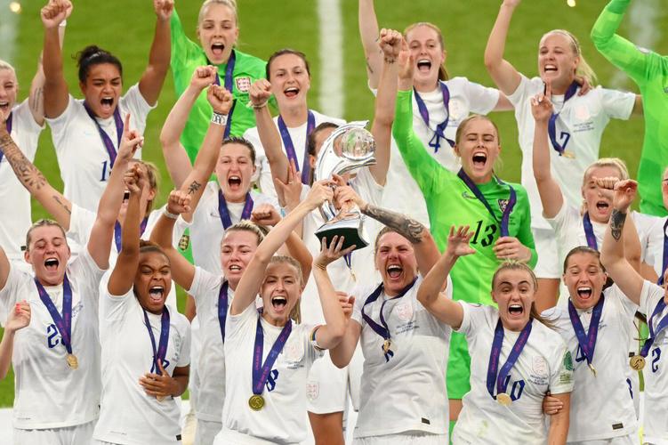 女足欧洲杯决赛捧杯图片（女足欧洲杯开赛时间）