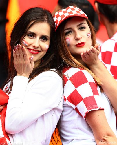 女朋友要看欧洲杯吗（女朋友看足球）