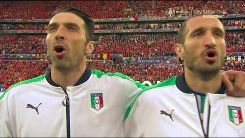 意大利球员欧洲杯唱国歌（意大利球员欧洲杯唱国歌的是谁）
