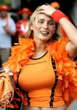 欧洲杯荷兰美女球迷（欧洲杯荷兰球员名单）