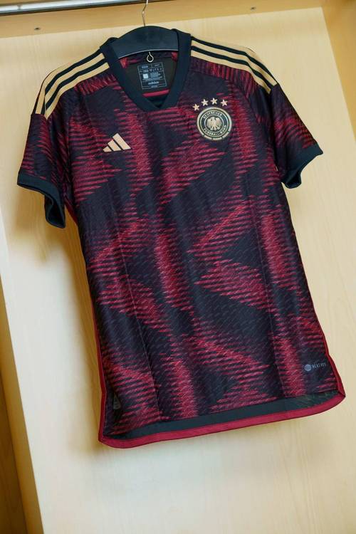 欧洲杯德国球衣阿迪达斯（德国国家队穿阿迪达斯足球鞋首次取得世界杯冠军）